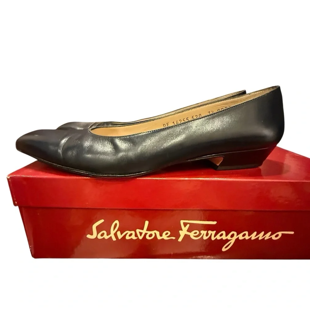 Vintage Salvatore Ferragamo Black Leather Women's Flats sz 7.5 AAAA